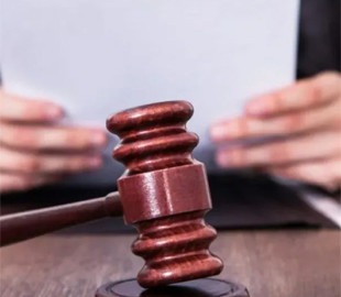 У Києві засудили чоловіка, який купував айфони на OLX за фальшиві долари