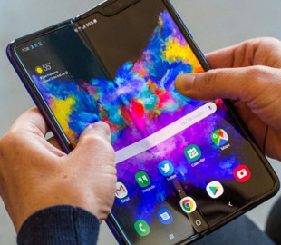 На экран Galaxy Fold нельзя нажимать ногтем