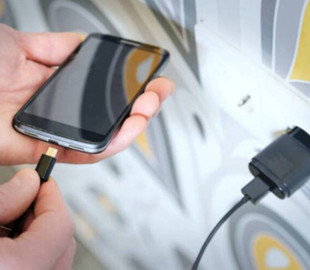 Експерт попередив про ризики дешевих зарядних пристроїв