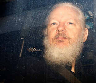 Британский суд отложил слушания по экстрадиции Ассанжа до мая