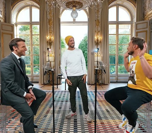 Эмманюэль Макрон проиграл пари комикам и те пришли снимать свой выпуск в Елисейском дворце