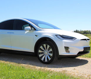 За прогнозами аналітиків, Tesla може захопити половину глобального ринку електромобілів