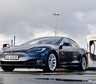 Компанія Tesla в Норвегії підняла ціни на зарядку Supercharger