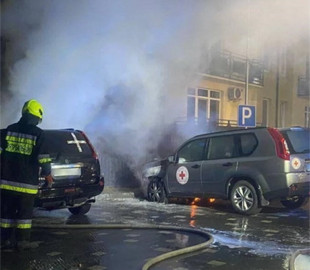 21-річний чоловік на замовлення інтернет-кураторів з рф підпалив авто військових та Червоного Хреста