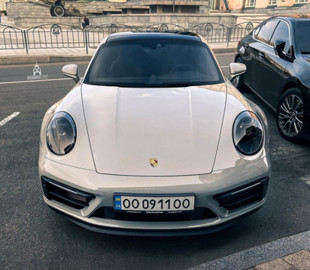 В Україні помітили новий спорткар Porsche за 7,3 млн. гривень