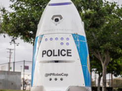 Робот-полицейский в США вместо помощи женщине приказал ей «убраться с дороги»