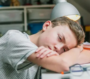 Чем больше опыта, тем больше негатива: больше половины украинцев считают дистанционку опасной для психики детей