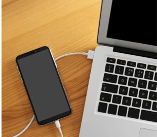 Припиніть заряджати телефон від ноутбука: чому це погана ідея