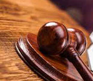 Суд покарав блогерку за поширення власних інтимних фото