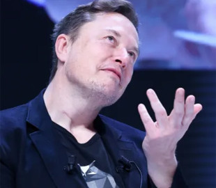 Паралізований чоловік із чипом Neuralink навчився керувати дроном силою думки: відео вражаючої технології