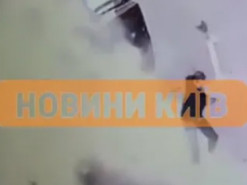 Життя врятував мобільник: у Києві посеред білого дня вибухнув скутер, до якого рухався власник
