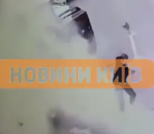 Життя врятував мобільник: у Києві посеред білого дня вибухнув скутер, до якого рухався власник