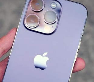 Продажі iPhone у Китаї впали майже на третину