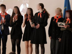 Скандал з учнями у "піонерській" формі. В Міносвіти заявили про неприпустимість цькування