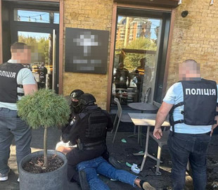 У Києві двоє чоловіків вимагали $12500 неіснуючого IT-боргу, погрожуючи фізичною розправою
