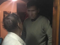 Киянин шукав дівчаток у соцмережах та примушував фотографуватися оголеними