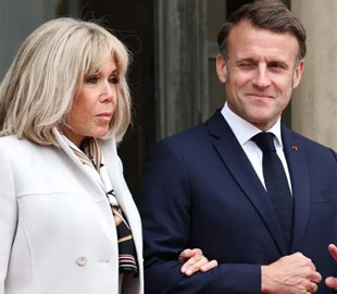 Десять осіб постануть перед судом у Парижі за онлайн-переслідування Бріжит Макрон — The Guardian