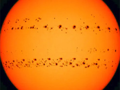 Вченим вдалось сфотографувати всі плями на Сонці за місяць: чим вони загрожують Землі