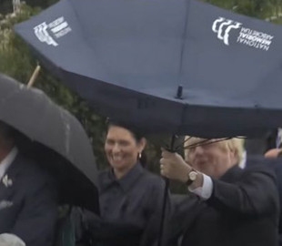 Борис Джонсон осоромився з парасолькою в присутності принца Чарльза