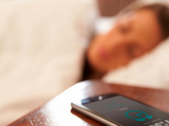 Експерт розвіяв міф про те, що перебувати поруч зі смартфоном, який заряджається, небезпечно