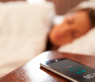 Експерт розвіяв міф про те, що перебувати поруч зі смартфоном, який заряджається, небезпечно