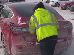 У Чикаго власники електромобілів Tesla зіштовхнулися з проблемами під час спроби підключитися до станцій Supercharger