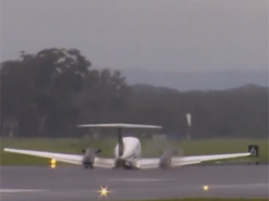 Аварійна посадка в аеропорту Австралії: літак приземлився без шасі