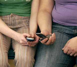 Надмірне використання смартфонів зв’язали з ожирінням