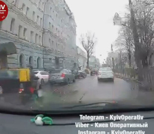 В Киеве курьер Glovo не справился с управлением