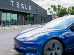 У 2025 році Tesla планує почати виробництво нової моделі електромобіля
