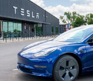 У 2025 році Tesla планує почати виробництво нової моделі електромобіля