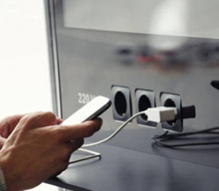 Чому заряджати смартфон у публічних місцях небезпечно