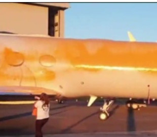 У Британії екоактивісти облили фарбою літаки в аеропорту