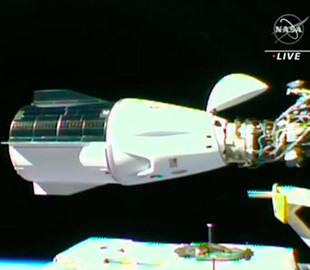 Космический корабль SpaceX Crew Dragon с астронавтами на борту успешно состыковался с МКС