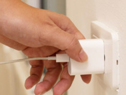 Фахівець розповів, чи можна залишати зарядку телефона в розетці