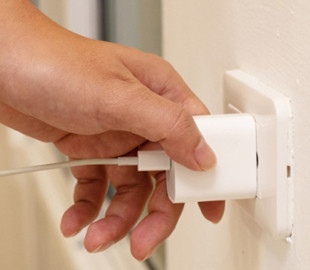 Фахівець розповів, чи можна залишати зарядку телефона в розетці