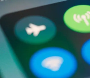 Потрібен не лише в літаку: що дає "Режим польоту" в смартфоні