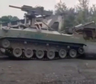 Окупанти показали свого нового “франкенштейна” на базі БТР-Д, оснащеного одразу двома мінометами