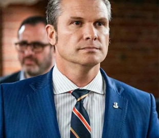 Головного помічника Піта Гегсета звільнили на тлі скандалу із витоком даних у Signal — Politico