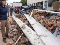 Смертоносний шторм у Нью-Йорку викинув бомбардувальник B-52 з платформи та зніс дах церкви 19-го століття