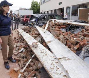 Смертоносний шторм у Нью-Йорку викинув бомбардувальник B-52 з платформи та зніс дах церкви 19-го століття