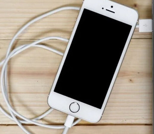 Як правильно заряджати смартфон, щоб не зіпсувати батарею