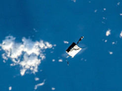 Втрачена під час виходу у відкритий космос астронавтом NASA сумка з інструментами літає біля МКС