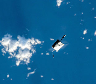 Втрачена під час виходу у відкритий космос астронавтом NASA сумка з інструментами літає біля МКС
