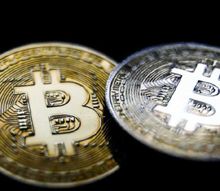 Масштабний обвал біткойна: скільки втратила сім'я, яка вклала все у цифрову монету