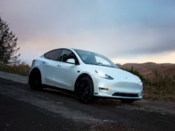 Tesla відмовляється від ультразвукових датчиків у нових автомобілях