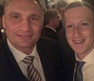 Виталий Кличко сделал селфи с основателем Facebook Цукербергом