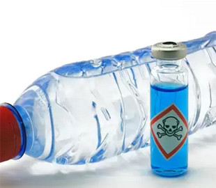 Експерт пояснив, чому не можна зберігати воду у пластикових пляшках