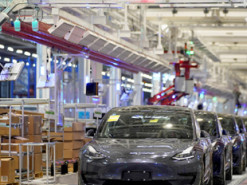 Tesla почала звільняти співробітників у Китаї