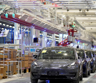 Tesla почала звільняти співробітників у Китаї